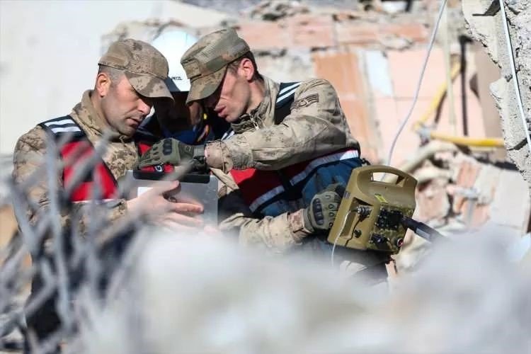 Milli yer altı görüntüleme cihazıyla enkaz altındaki vatandaşlar böyle tespit edildi