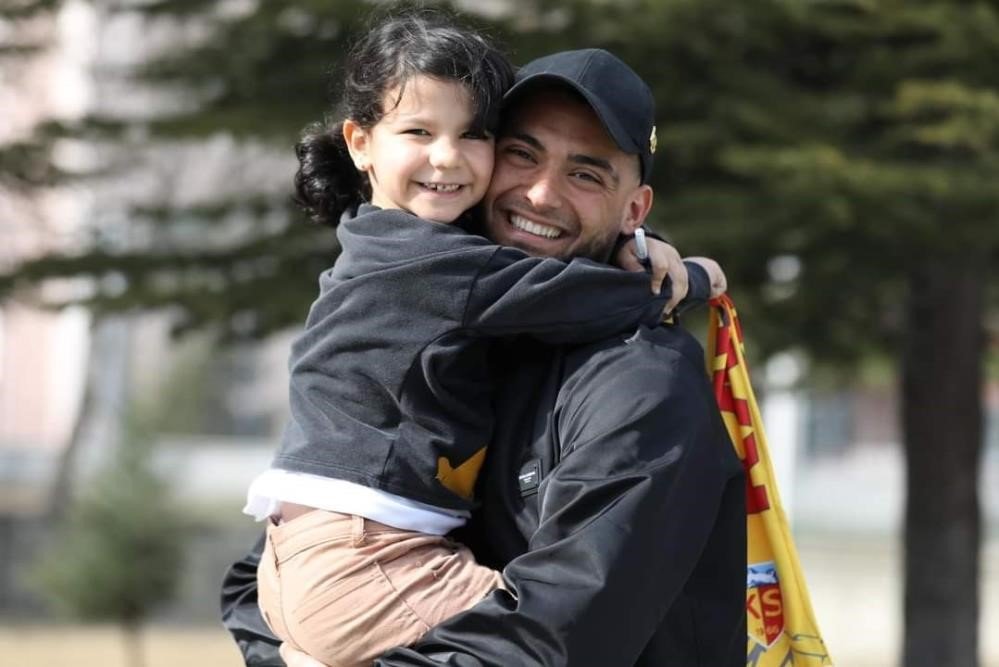 Kayserisporlu futbolcular, depremzede çocukların yüzünü güldürdü