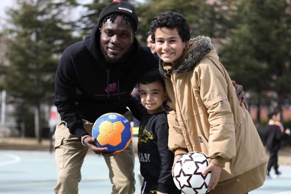 Kayserisporlu futbolcular, depremzede çocukların yüzünü güldürdü