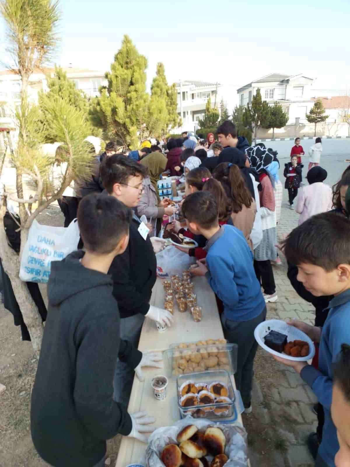 Hayır amaçlı satış yapılan pazar kurup depremzedeler için bağış topladılar