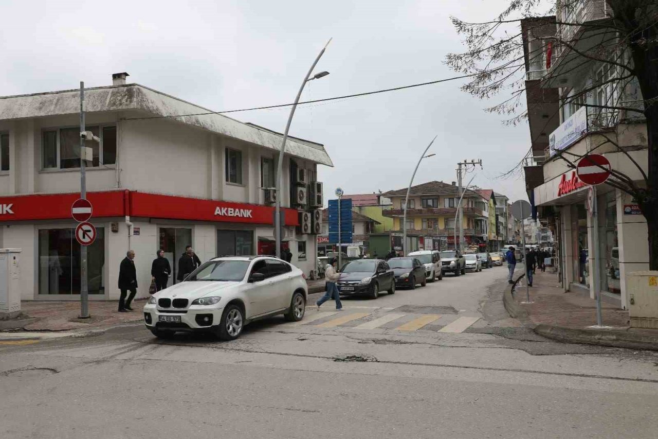 Akyazı’da Yağcılar Caddesi artık tek yön