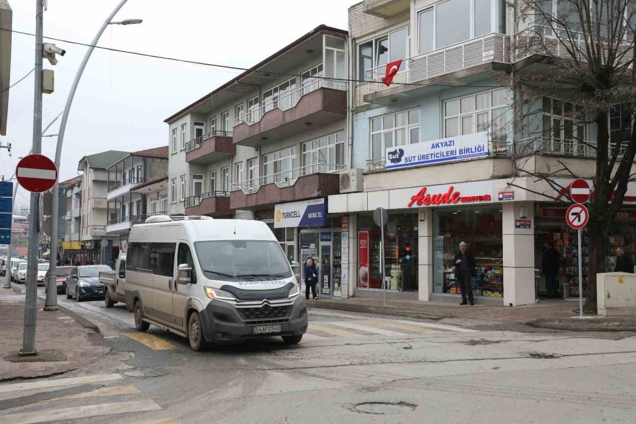 Akyazı’da Yağcılar Caddesi artık tek yön