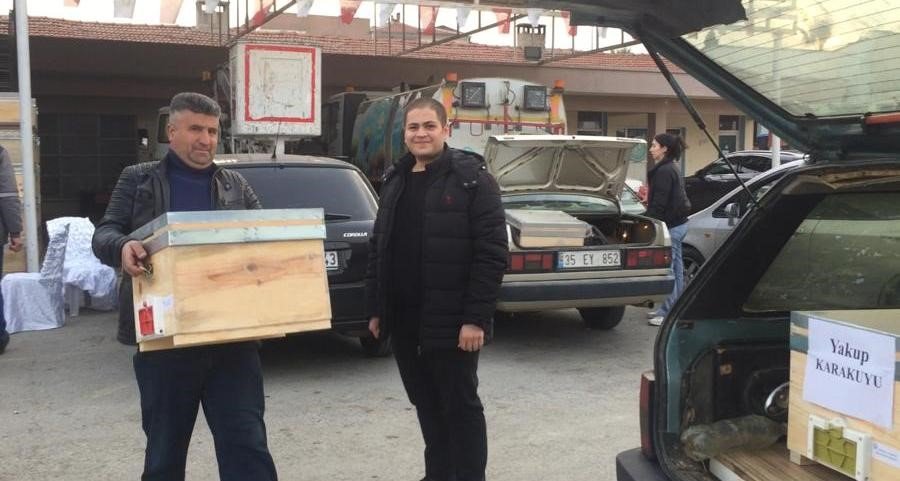 Arıcılık kursunu tamamlayan kursiyerlere kovan hediyesi