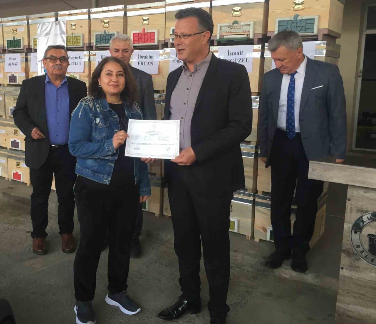 Arıcılık kursunu tamamlayan kursiyerlere kovan hediyesi