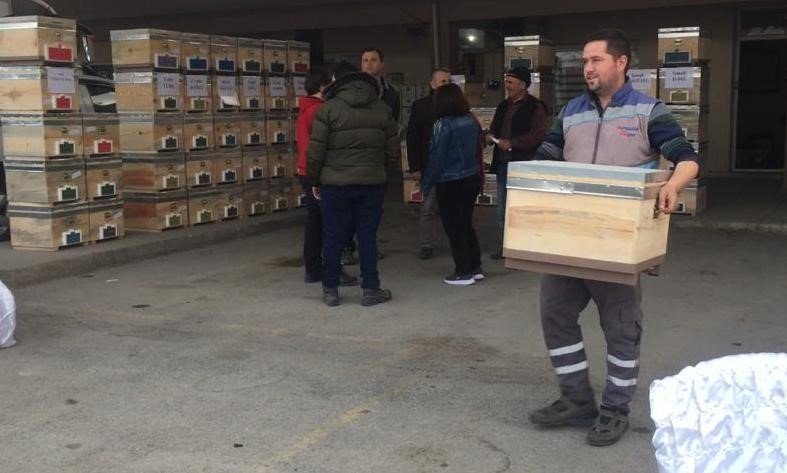 Arıcılık kursunu tamamlayan kursiyerlere kovan hediyesi