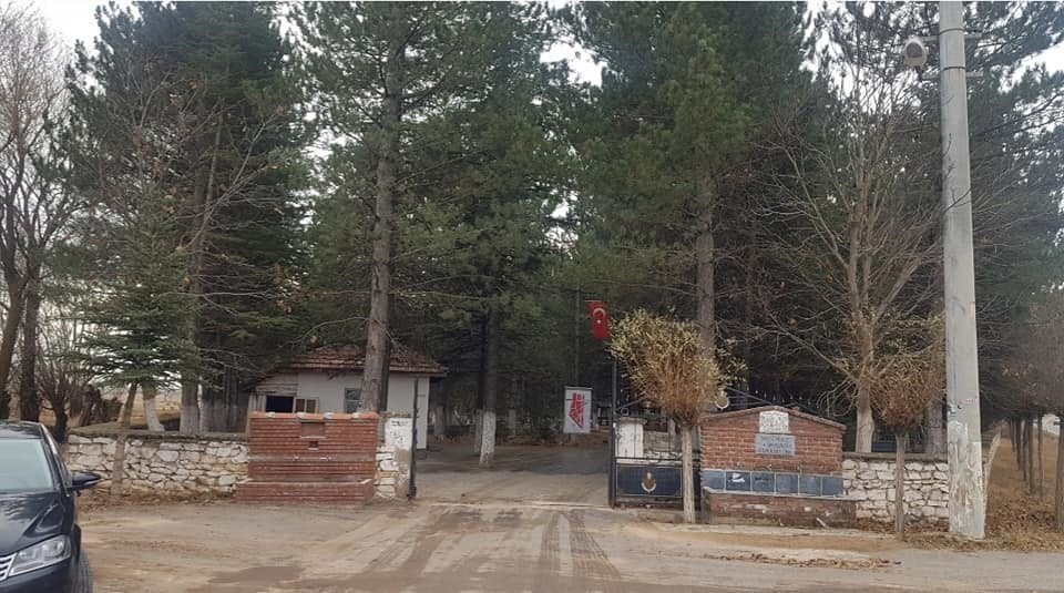 Altıntaş’ta şehitlik ve mezarlıkta bakım onarım çalışması