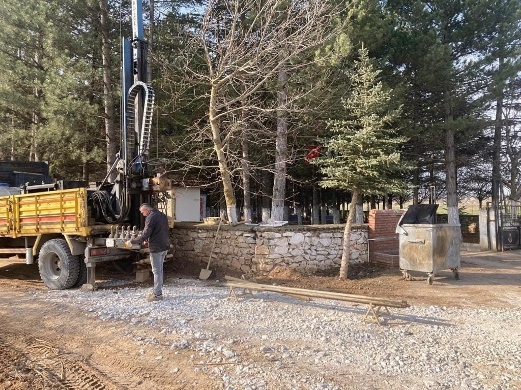 Altıntaş’ta şehitlik ve mezarlıkta bakım onarım çalışması