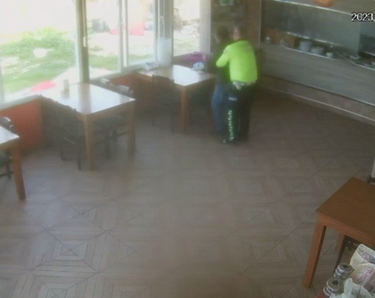 Trafik polisinden hayat kurtaran Heimlich manevrası