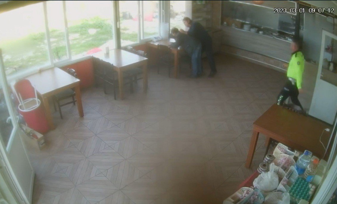 Trafik polisinden hayat kurtaran Heimlich manevrası