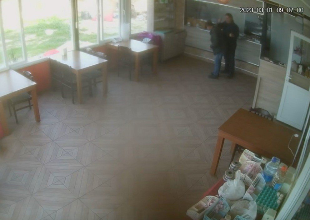 Trafik polisinden hayat kurtaran Heimlich manevrası