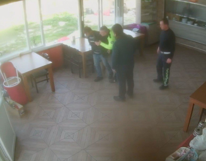 Trafik polisinden hayat kurtaran Heimlich manevrası