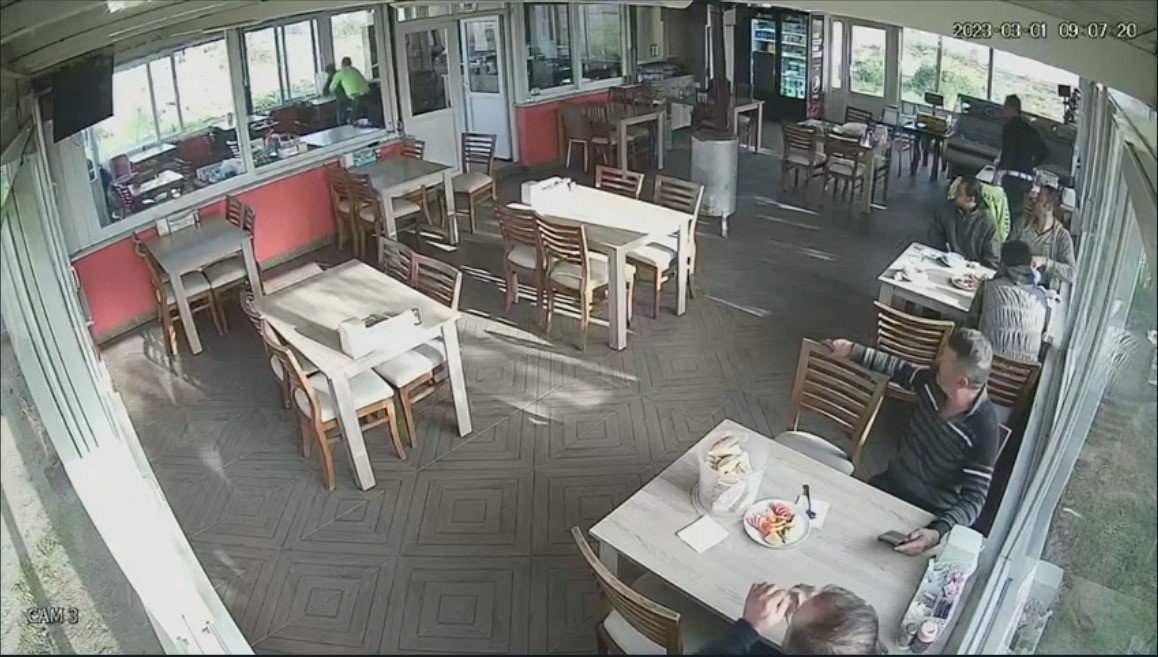 Trafik polisinden hayat kurtaran Heimlich manevrası