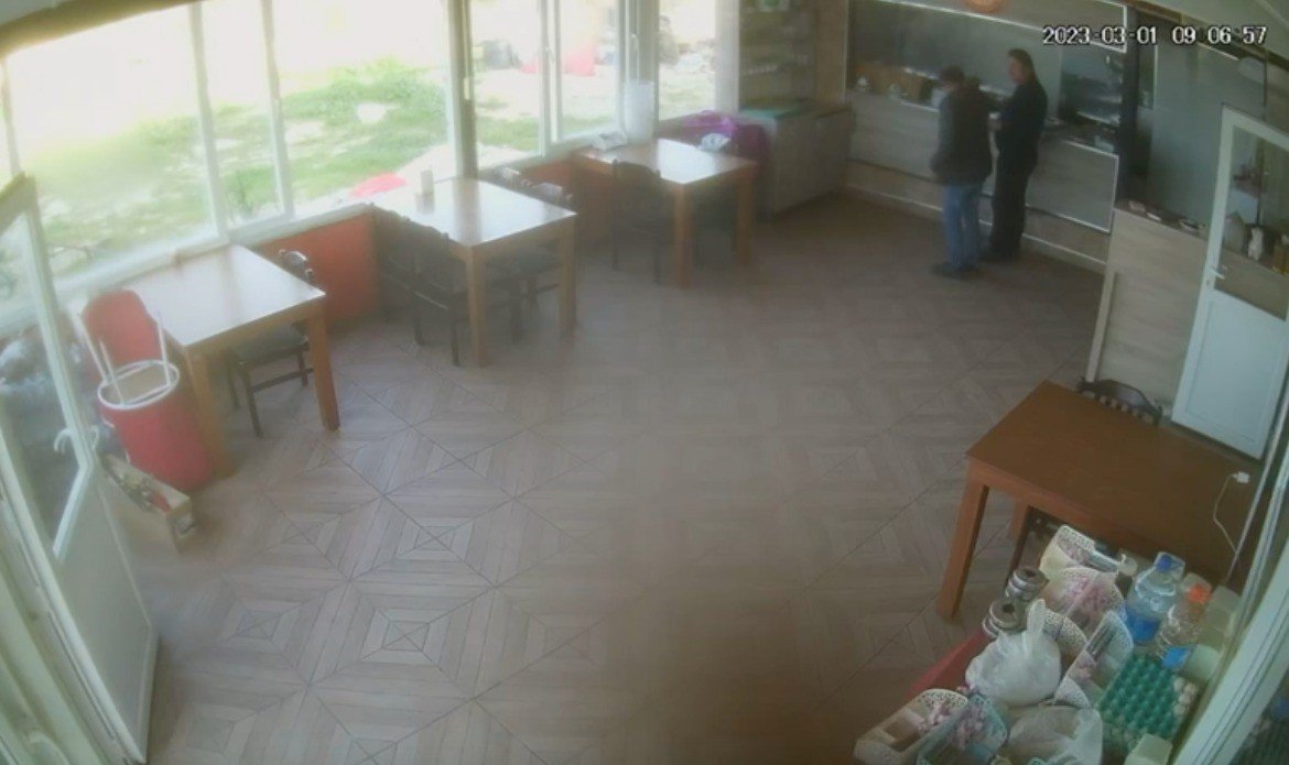 Trafik polisinden hayat kurtaran Heimlich manevrası