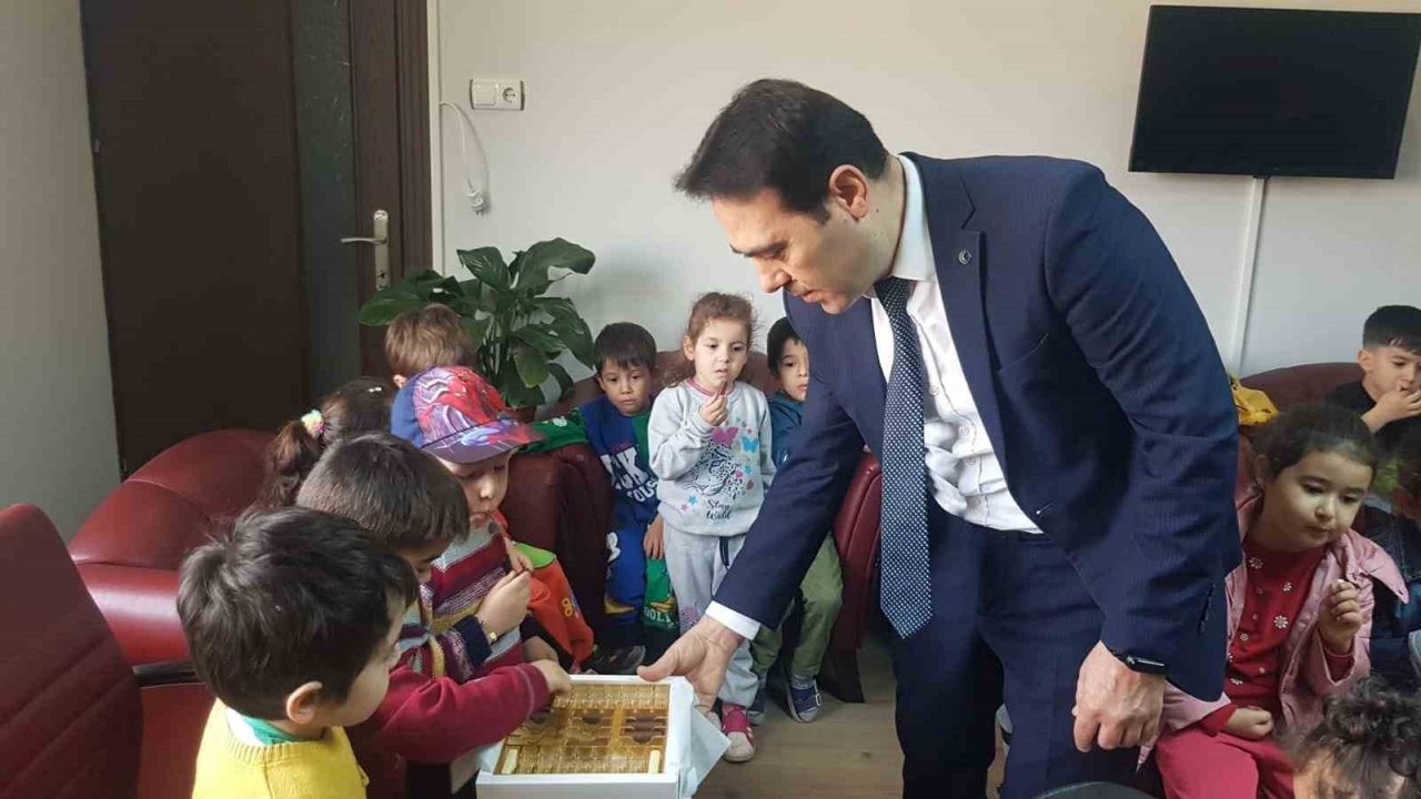 Minikler kumbaralarını depremzedeler için açtı