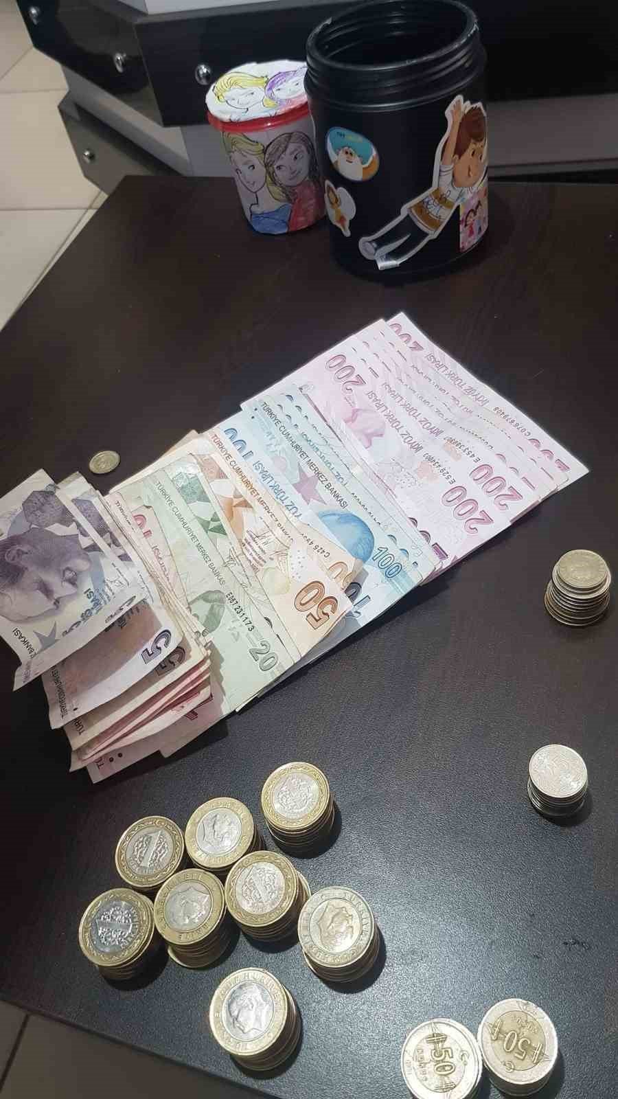 Minikler kumbaralarını depremzedeler için açtı