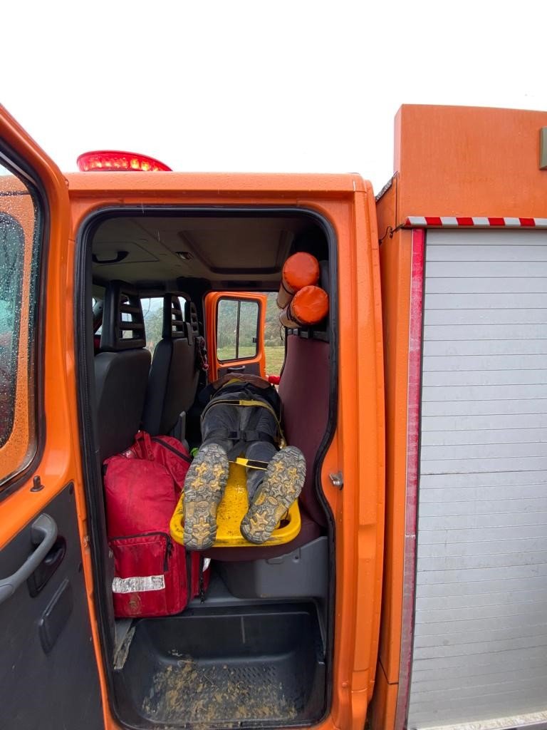 Ters dönen paletli iş makinesinde sıkışan sürücü yaralandı