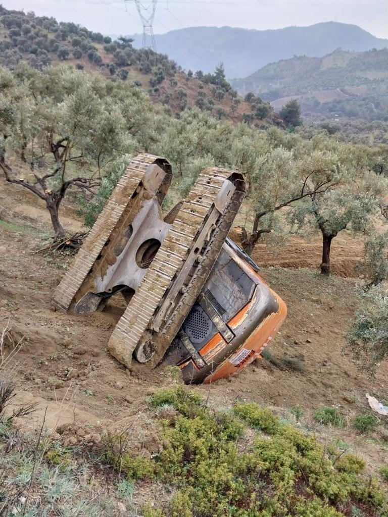 Ters dönen paletli iş makinesinde sıkışan sürücü yaralandı