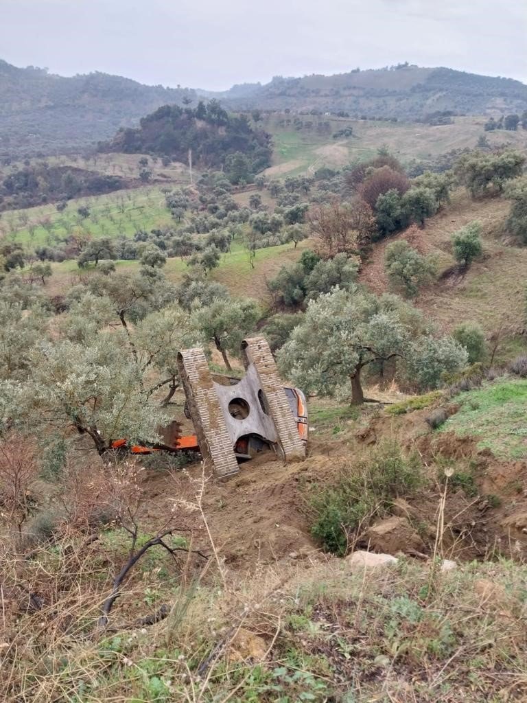 Ters dönen paletli iş makinesinde sıkışan sürücü yaralandı