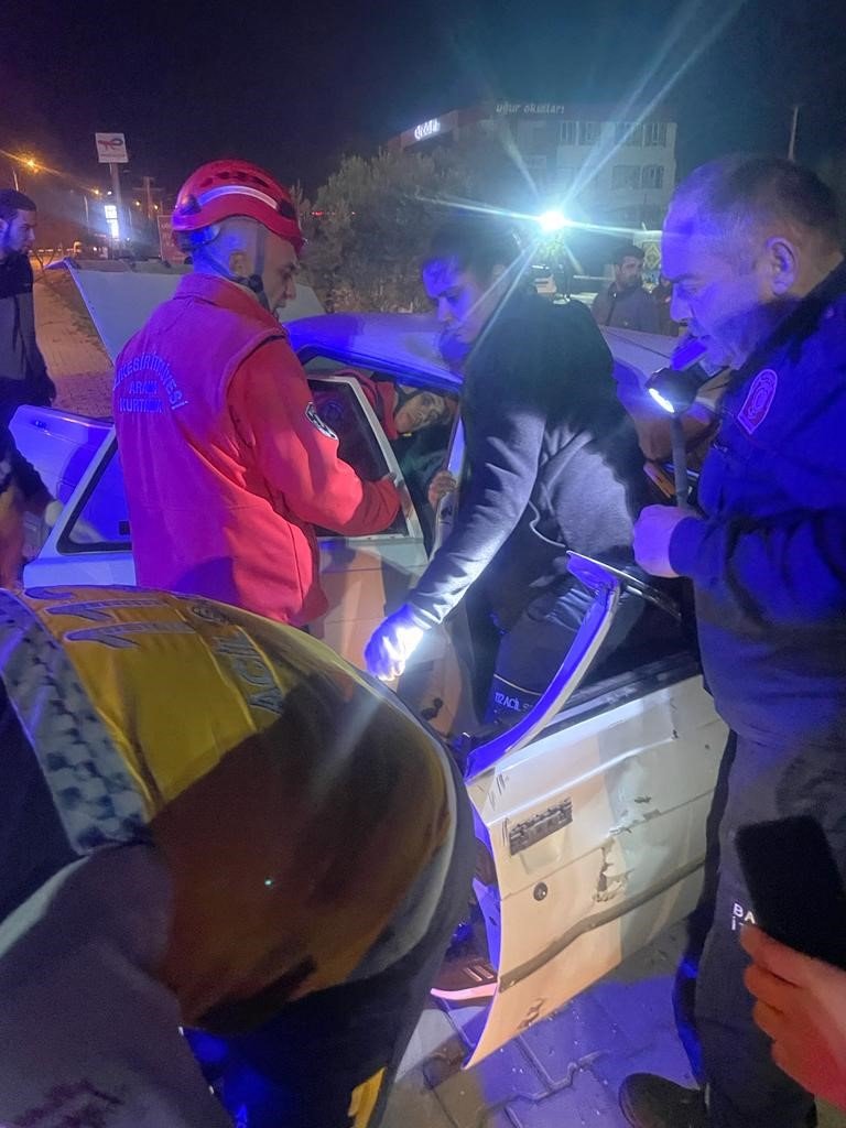 Balıkesir’de tırla ile otomobil çarpıştı, sıkışan sürücüsüyü itfaiye kurtardı
