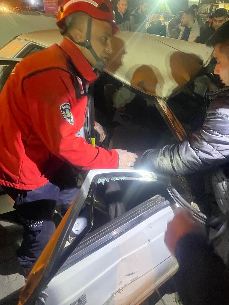 Balıkesir’de tırla ile otomobil çarpıştı, sıkışan sürücüsüyü itfaiye kurtardı