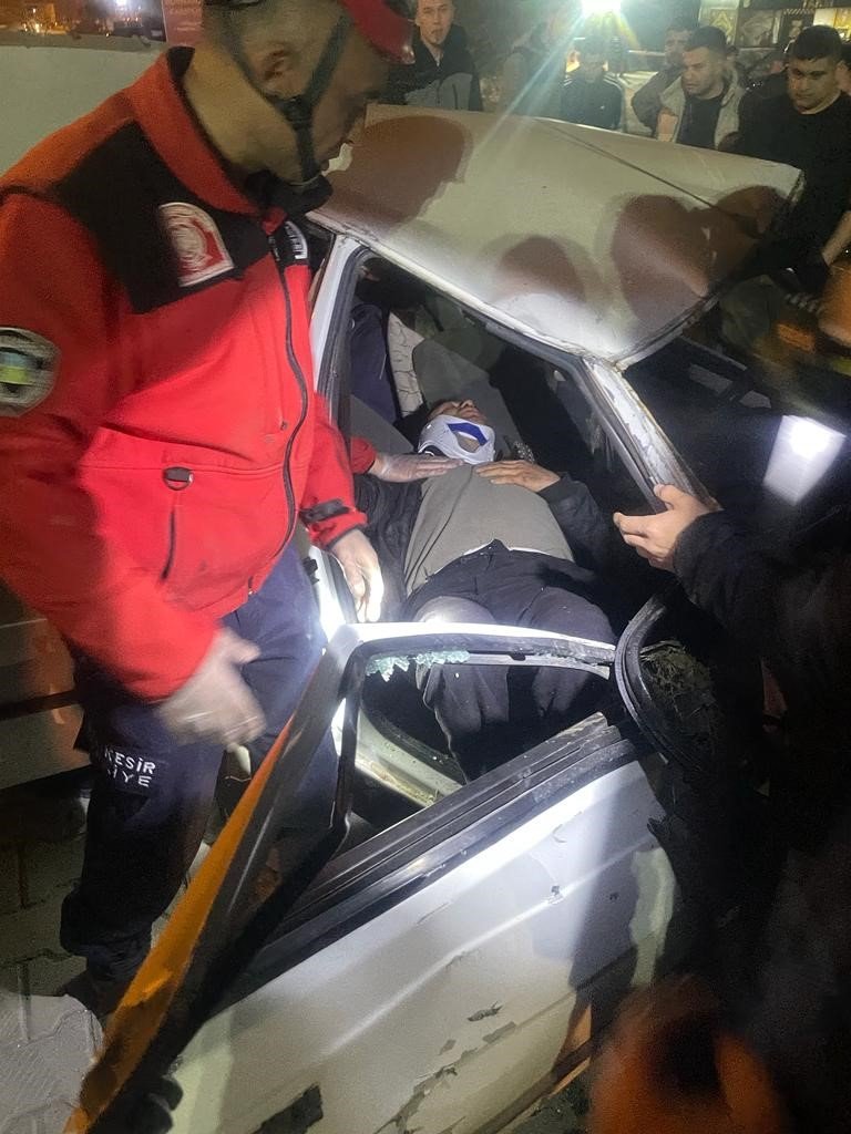 Balıkesir’de tırla ile otomobil çarpıştı, sıkışan sürücüsüyü itfaiye kurtardı