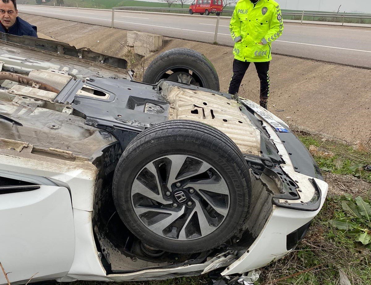 Takla atan araçtan yara almadan çıktı