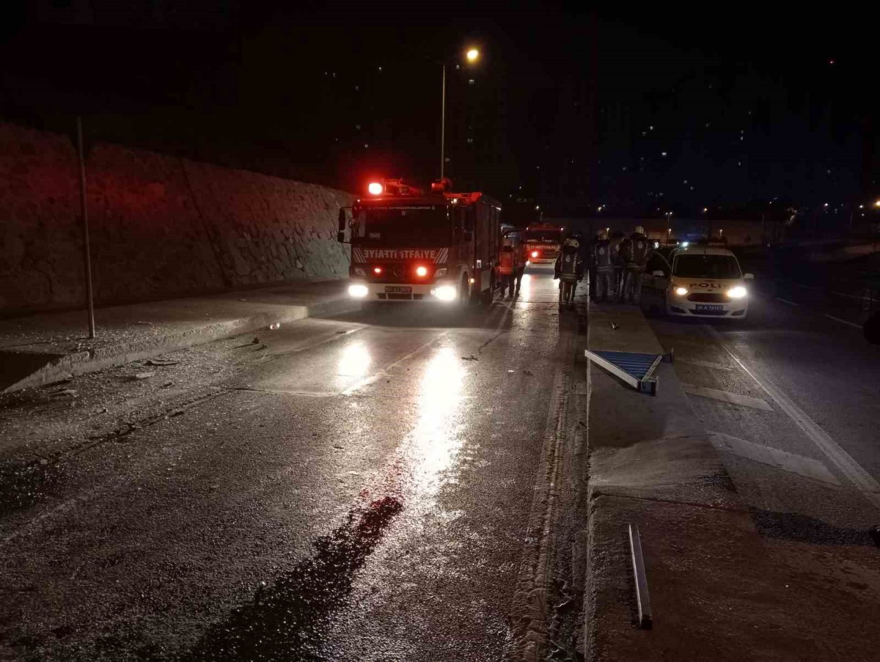 Başakşehir’de kontrolden çıkan otomobil demir parmaklıklara saplandı: 1’i ağır 3 yaralı