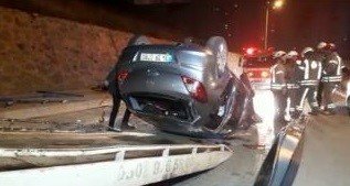 Başakşehir’de kontrolden çıkan otomobil demir parmaklıklara saplandı: 1’i ağır 3 yaralı