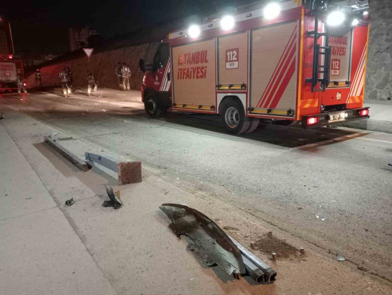 Başakşehir’de kontrolden çıkan otomobil demir parmaklıklara saplandı: 1’i ağır 3 yaralı