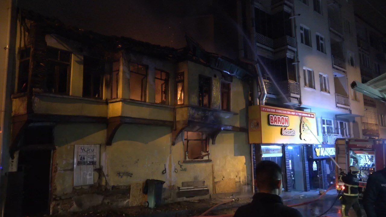 Bursa’da ahşap ev alevlere teslim oldu