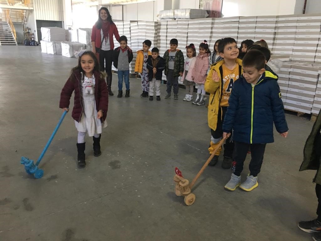 Boş vakitlerinde tahta oyuncaklar yapan tekstilci, çocukları sevindiriyor