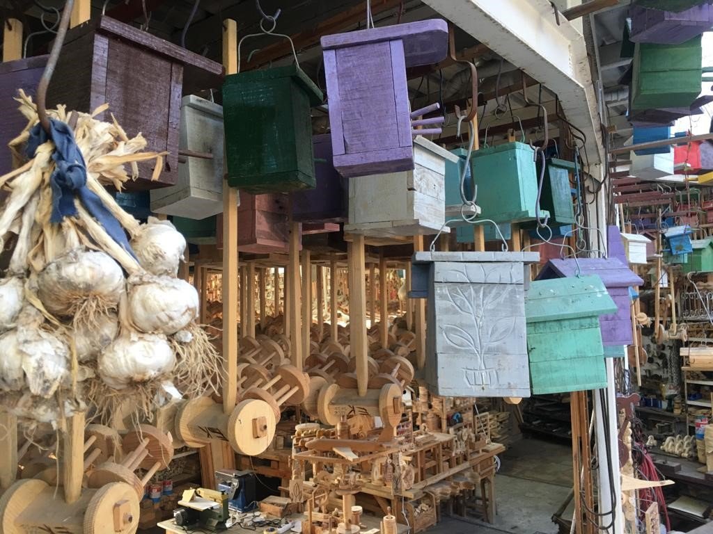 Boş vakitlerinde tahta oyuncaklar yapan tekstilci, çocukları sevindiriyor