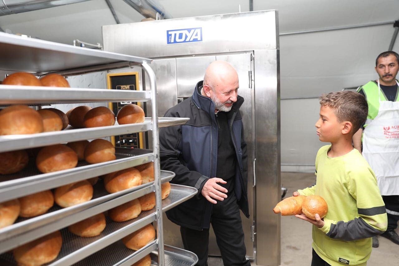 Başkan Çolakbayrakdar; “Mobil fırın ile her gün 16 bin sıcak ekmek dağıtıyoruz”