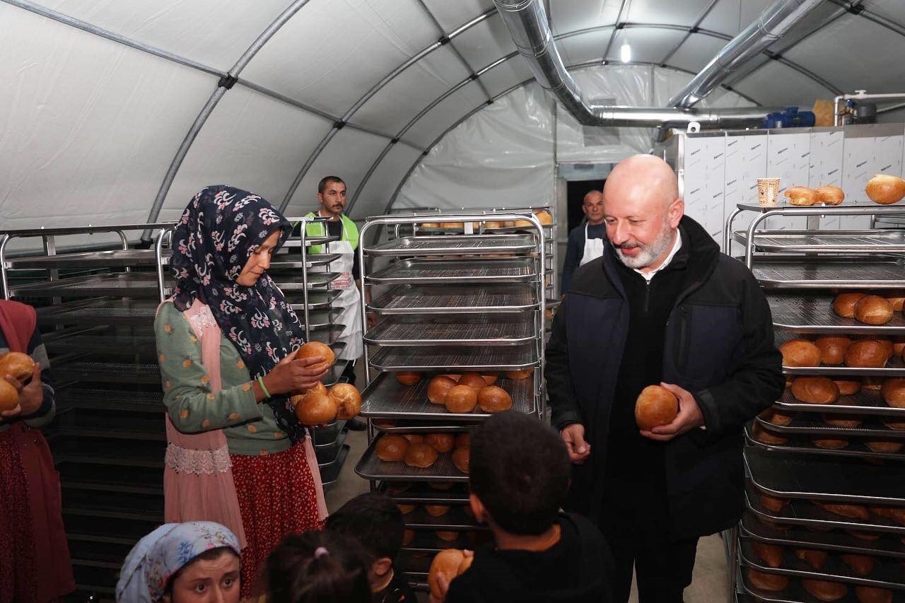 Başkan Çolakbayrakdar; “Mobil fırın ile her gün 16 bin sıcak ekmek dağıtıyoruz”