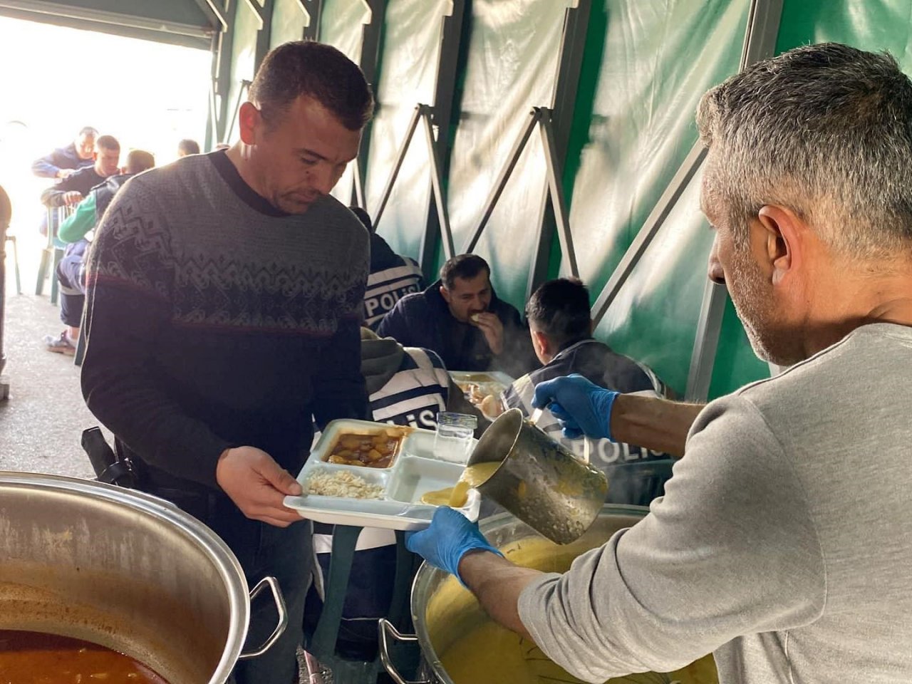 Başkan Çolakbayrakdar; “Mobil fırın ile her gün 16 bin sıcak ekmek dağıtıyoruz”