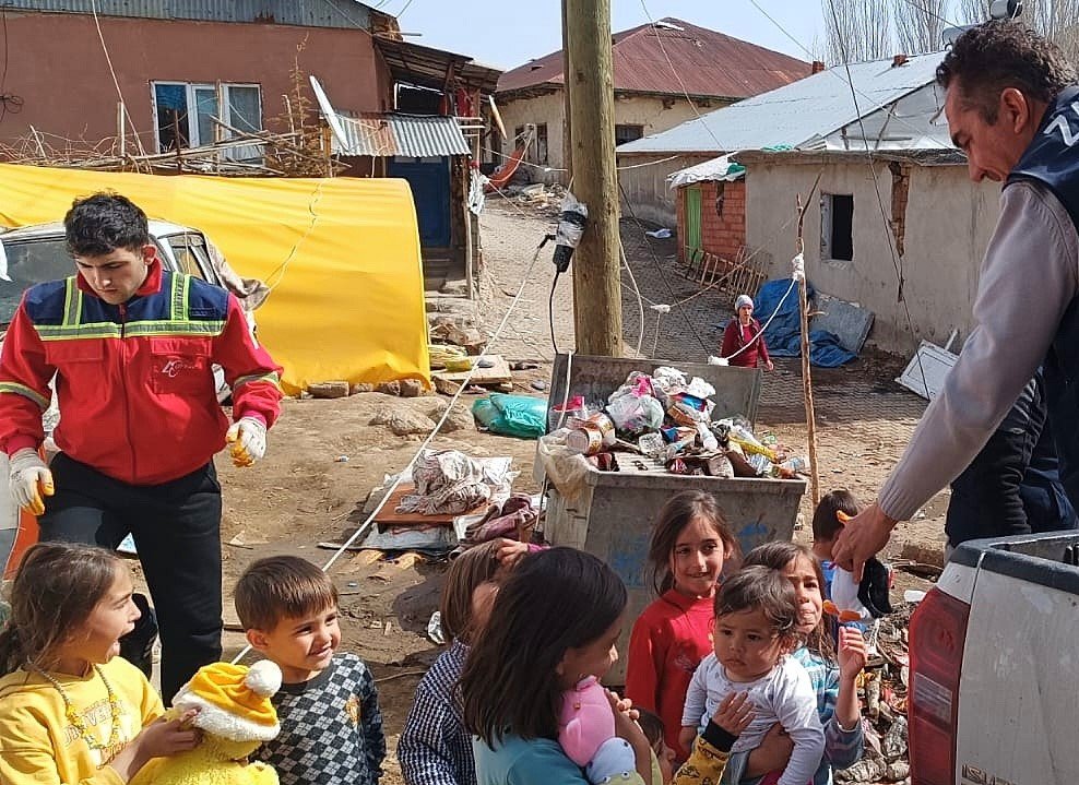Konyaaltı’ndan deprem bölgesine yem ve saman desteği