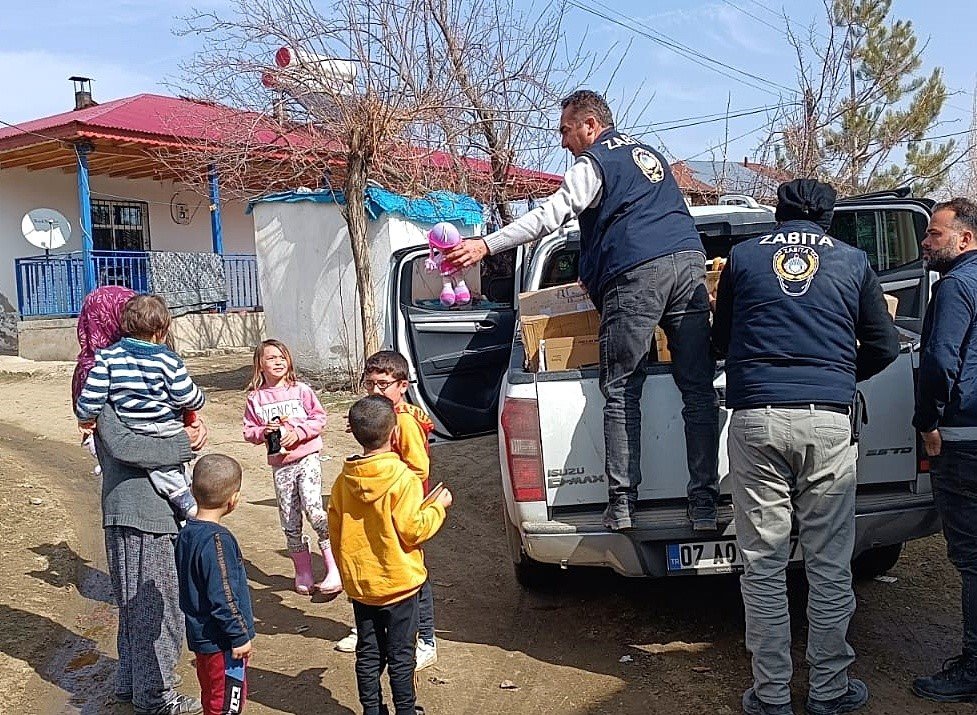 Konyaaltı’ndan deprem bölgesine yem ve saman desteği