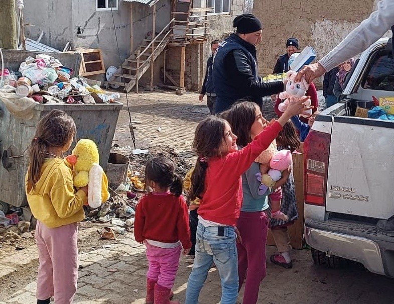 Konyaaltı’ndan deprem bölgesine yem ve saman desteği