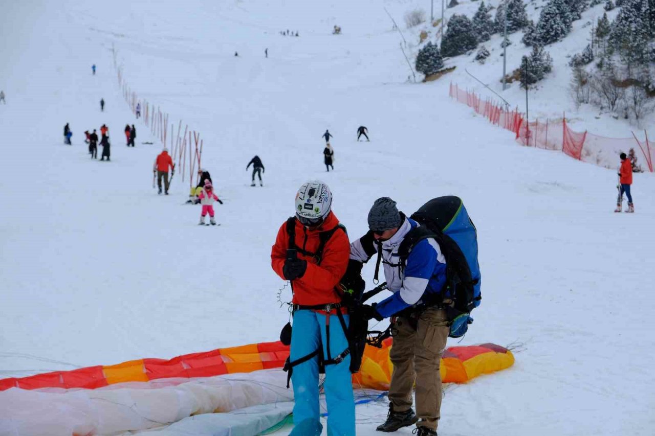 Ergan Dağı’nda adrenalin dolu ’göl manzaralı’ yamaç paraşütü