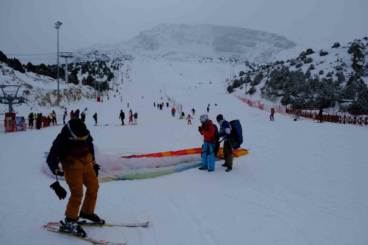 Ergan Dağı’nda adrenalin dolu ’göl manzaralı’ yamaç paraşütü