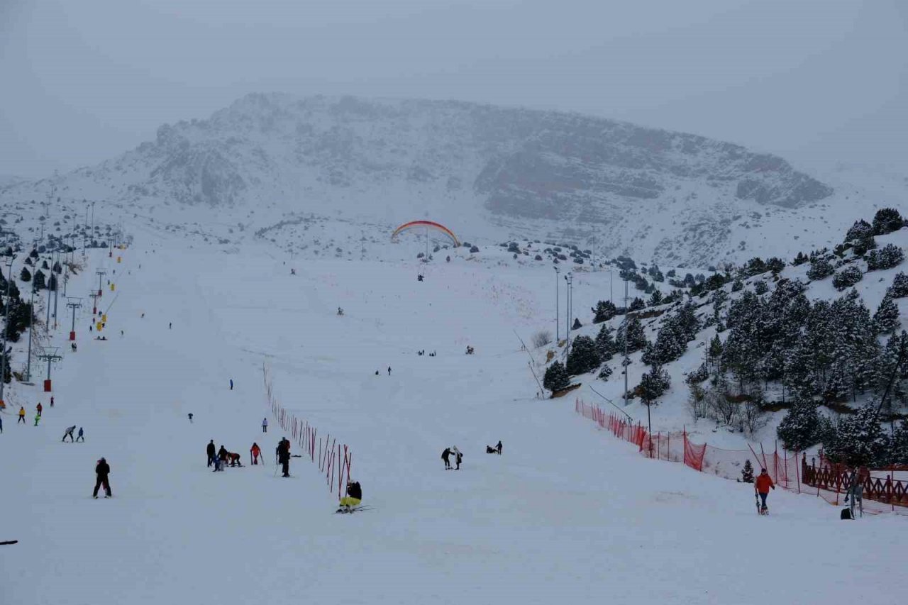 Ergan Dağı’nda adrenalin dolu ’göl manzaralı’ yamaç paraşütü