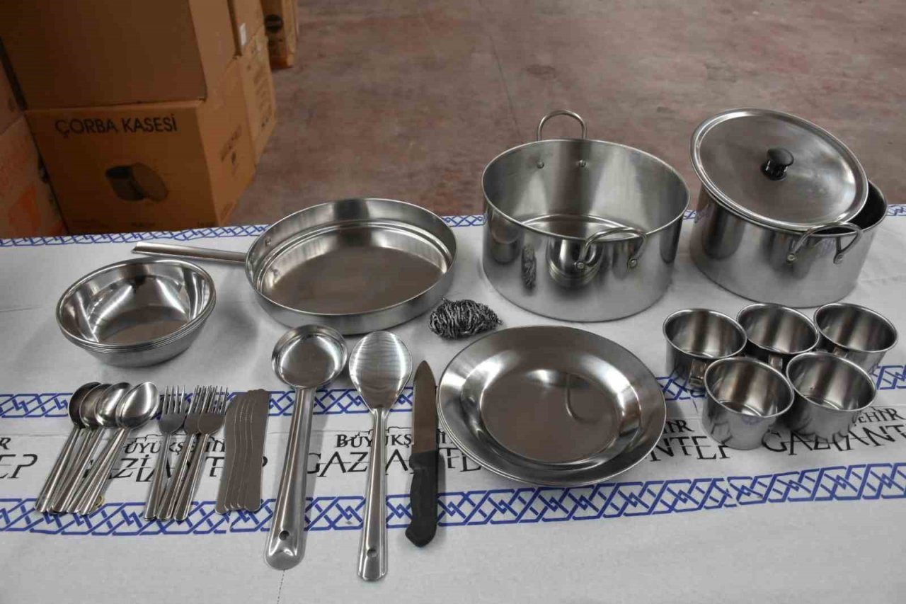 Depremzedelere mutfak seti dağıtıldı