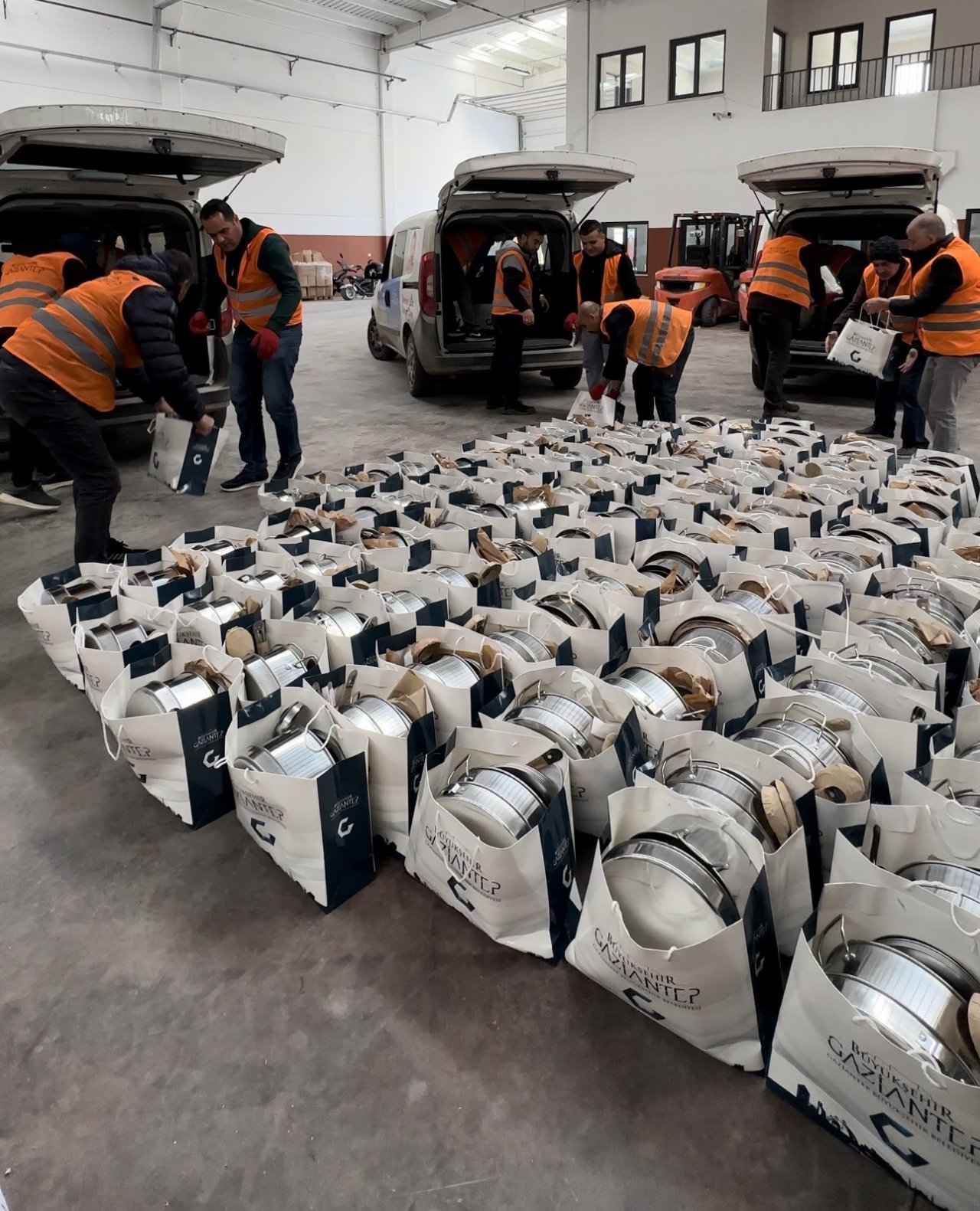 Depremzedelere mutfak seti dağıtıldı