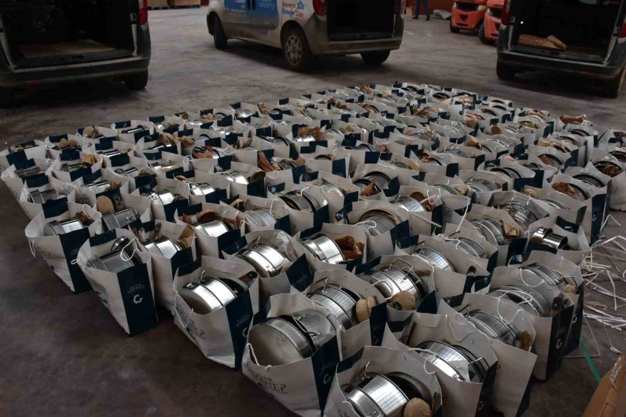 Depremzedelere mutfak seti dağıtıldı