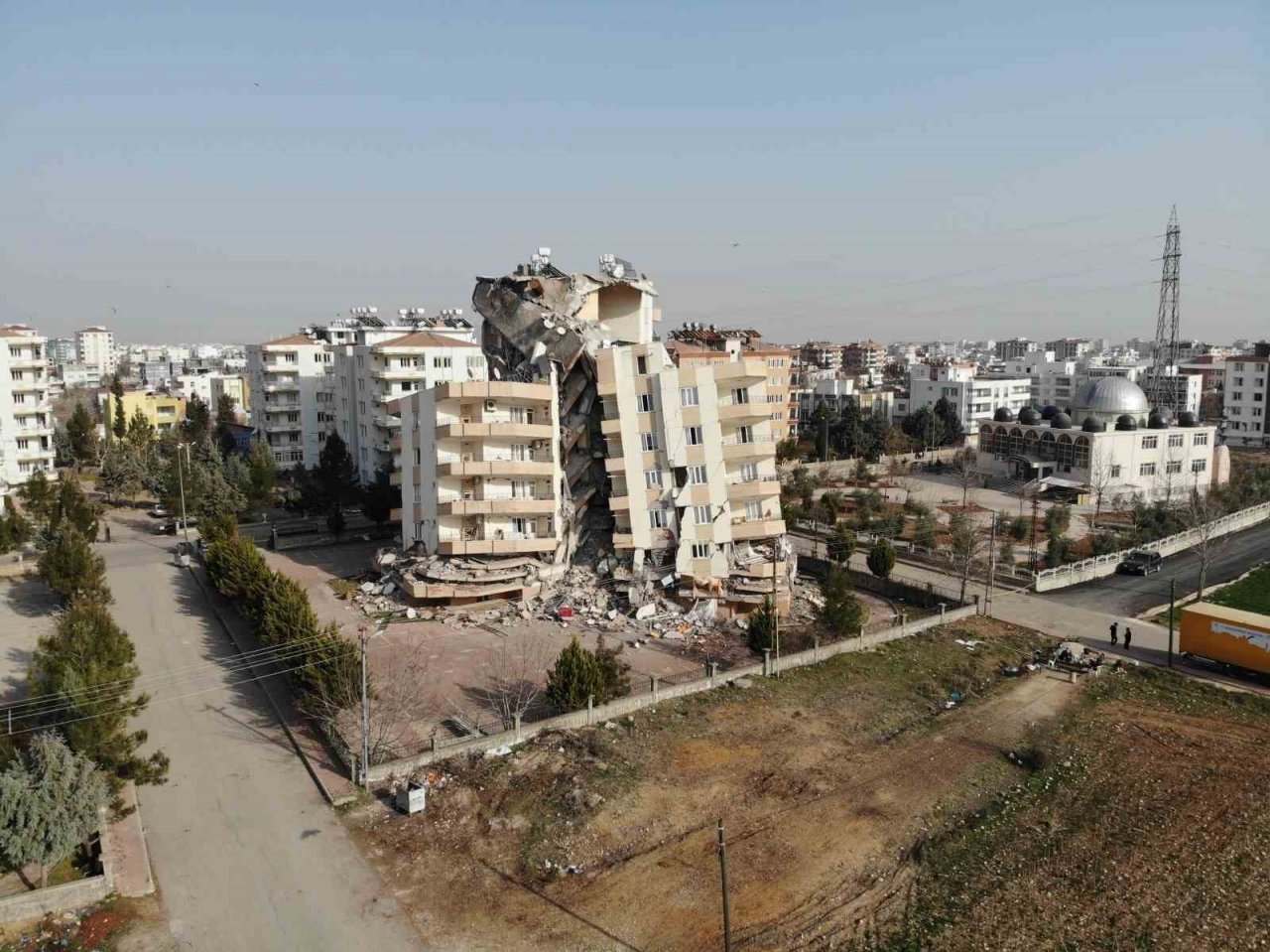 Birbirine yaslanan bloklar devrilmekten kurtuldu