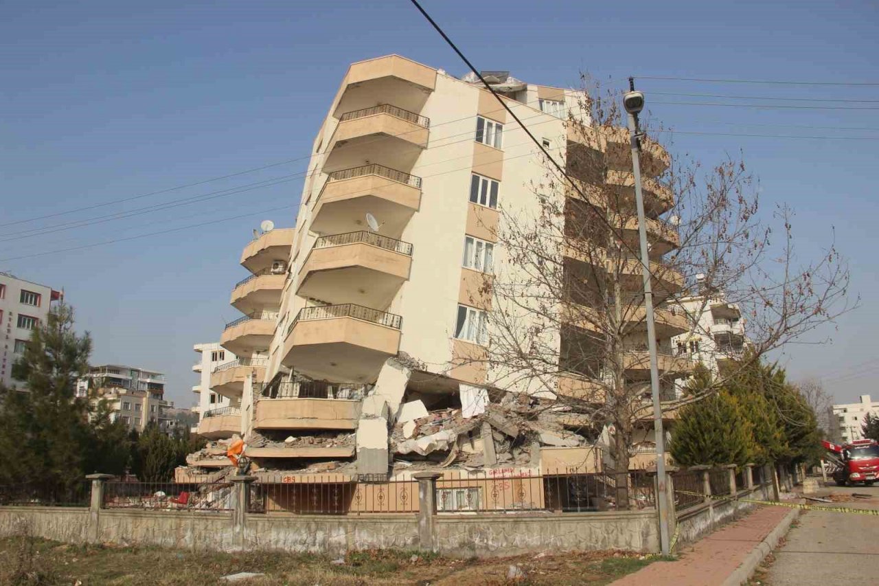 Birbirine yaslanan bloklar devrilmekten kurtuldu