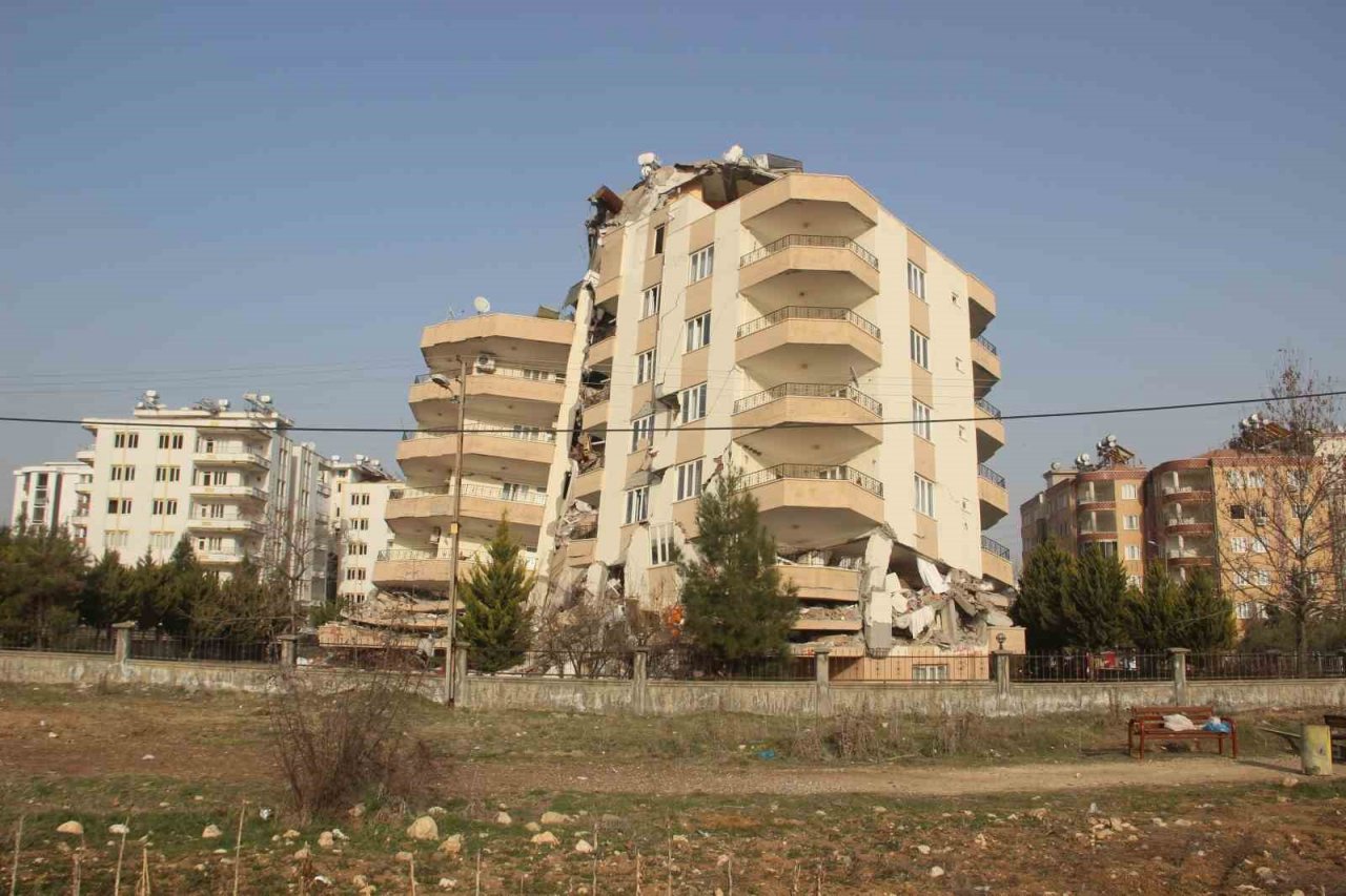 Birbirine yaslanan bloklar devrilmekten kurtuldu