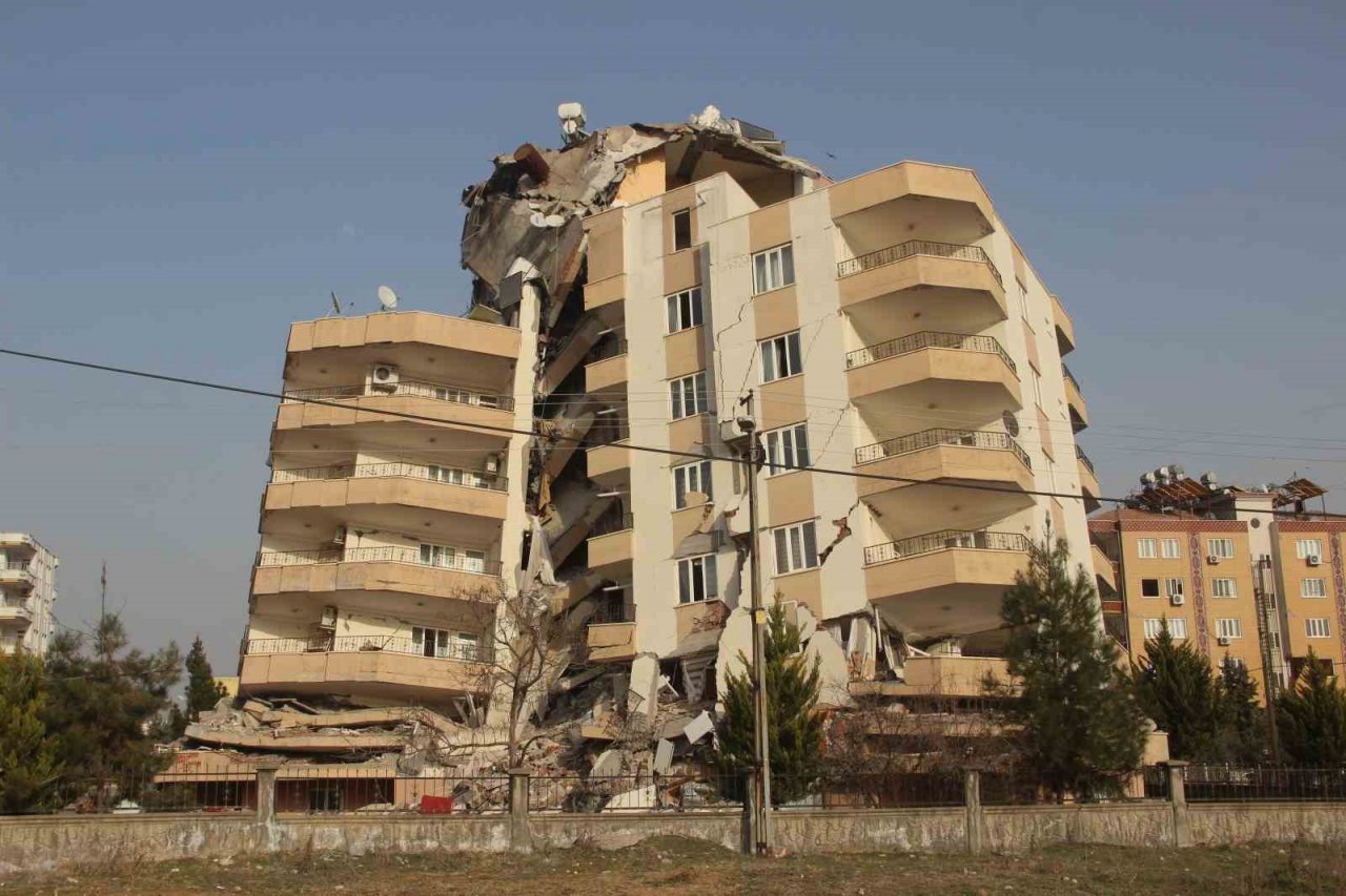 Birbirine yaslanan bloklar devrilmekten kurtuldu