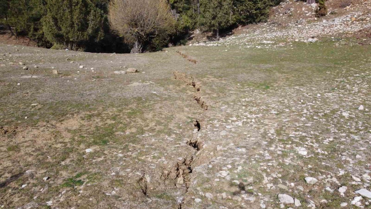 Kar, eridi 300 metrelik fay kırığı ortaya çıktı
