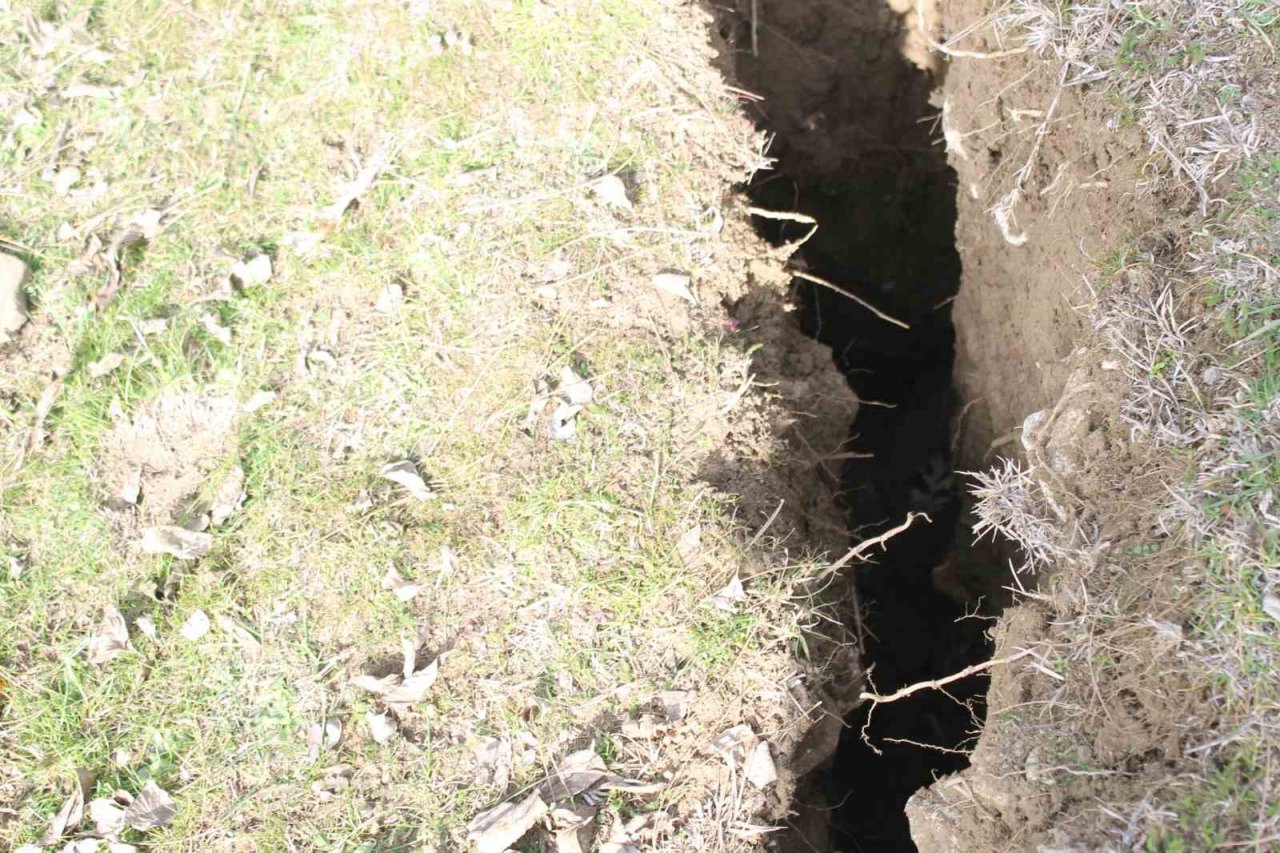 Kar, eridi 300 metrelik fay kırığı ortaya çıktı